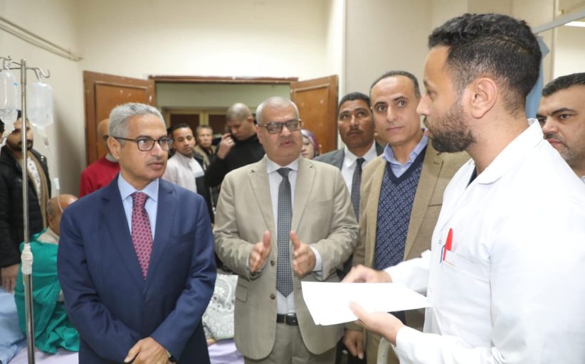 محافظ بني سويف يتفقد مصابي حادث الطريق الصحراوي الشرقي بالمستشفى الجامعي