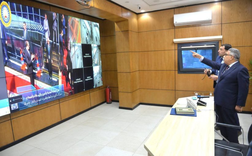 محافظ الدقهلية يتابع من مركز سيطرة الشبكة الوطنية مستوى النظافة ورفع الإشغالات