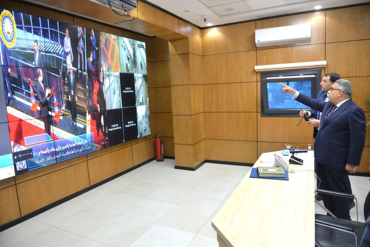 محافظ الدقهلية يتابع من مركز سيطرة الشبكة الوطنية مستوى النظافة ورفع الإشغالات