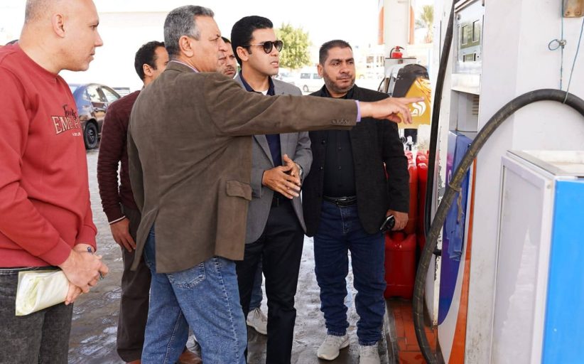 محافظ مطروح يشدد على الانضباط في مواقف سيارات الأجرة بعد زيادة الأسعار