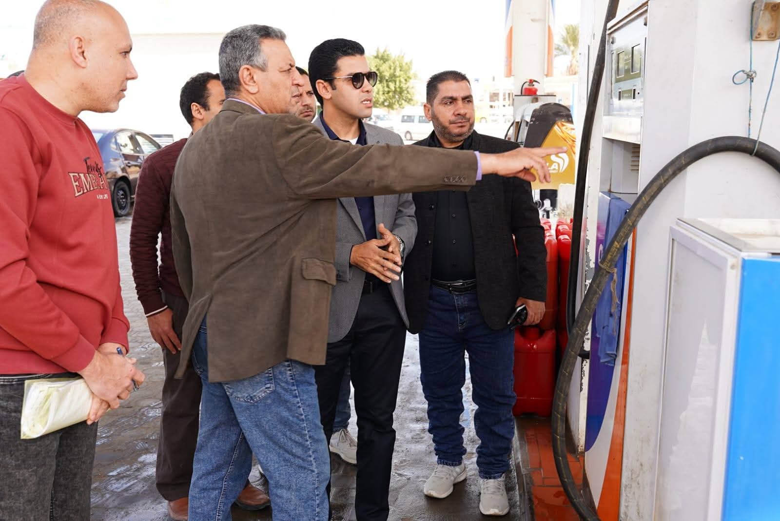 محافظ مطروح يشدد على الانضباط في مواقف سيارات الأجرة بعد زيادة الأسعار