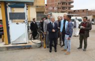 محافظ بني سويف يتفقد مواقف السيارات ومحطة وقود بسمسطا لمتابعة الالتزام بالتعريفة الجديدة