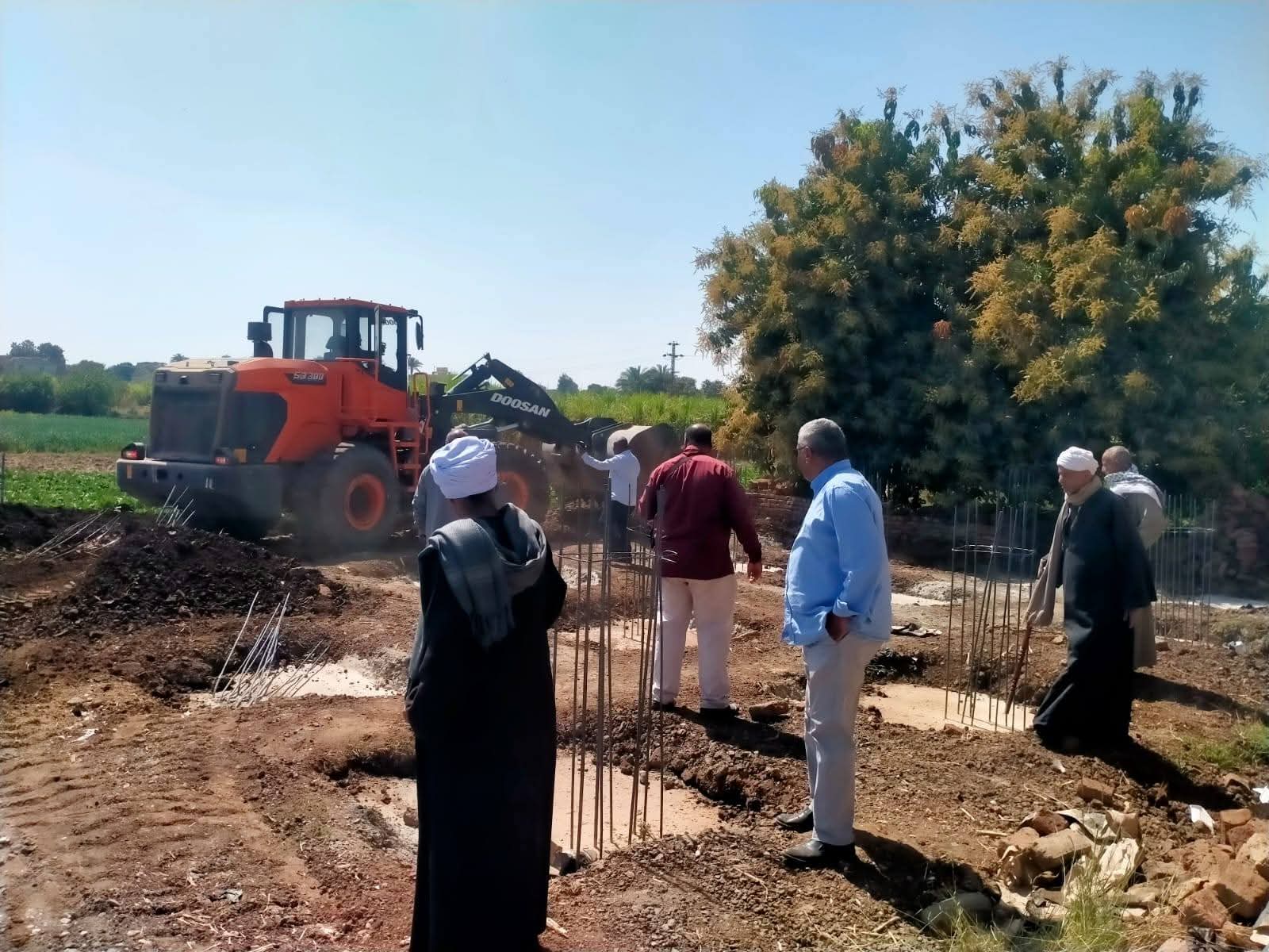 رئيس مدينة الطود يتابع مواقف السيارات وأزال تعديات زراعية خلال جولة ميدانية