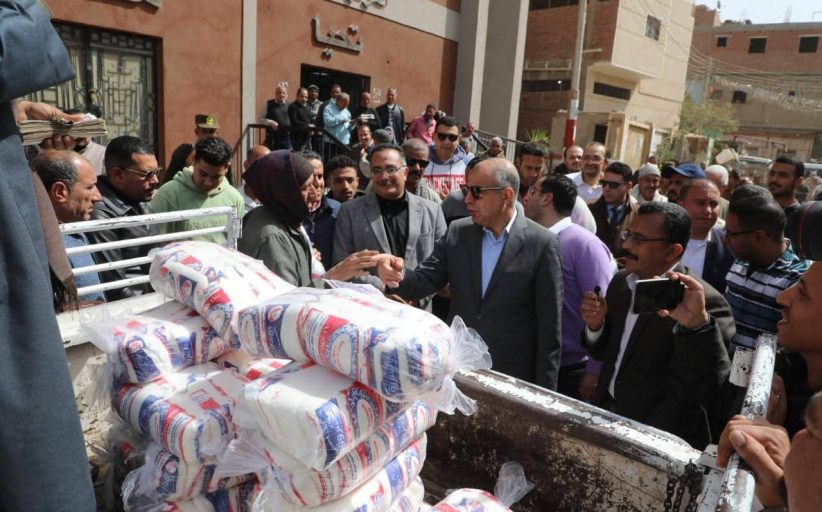 محافظ المنيا في جولة تفقدية لـ مخازن تعبئة السلع الغذائية وقافلة تموينية بقرية بني عبيد