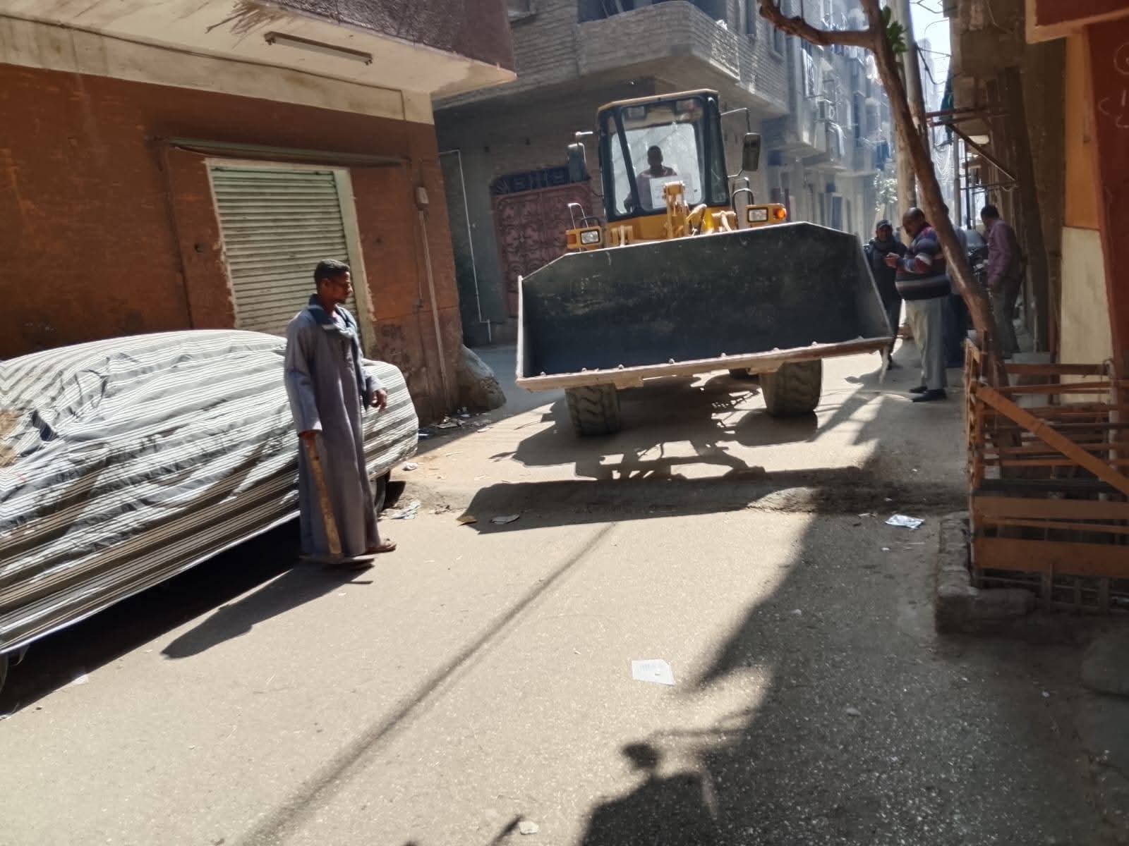 رئيس مدينة القرنة يتابع حملات النظافة والتجميل ويزيل تعديًا على أرض زراعية