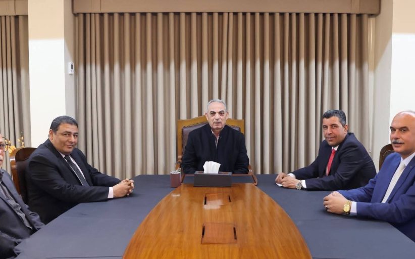 محافظ الإسماعيلية يناقش مع مجلس الأمناء سبل تطوير العملية التعليمية