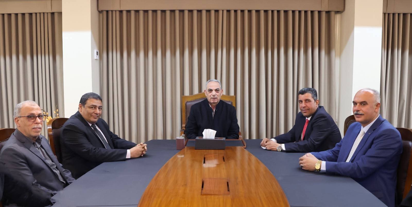 محافظ الإسماعيلية يناقش مع مجلس الأمناء سبل تطوير العملية التعليمية