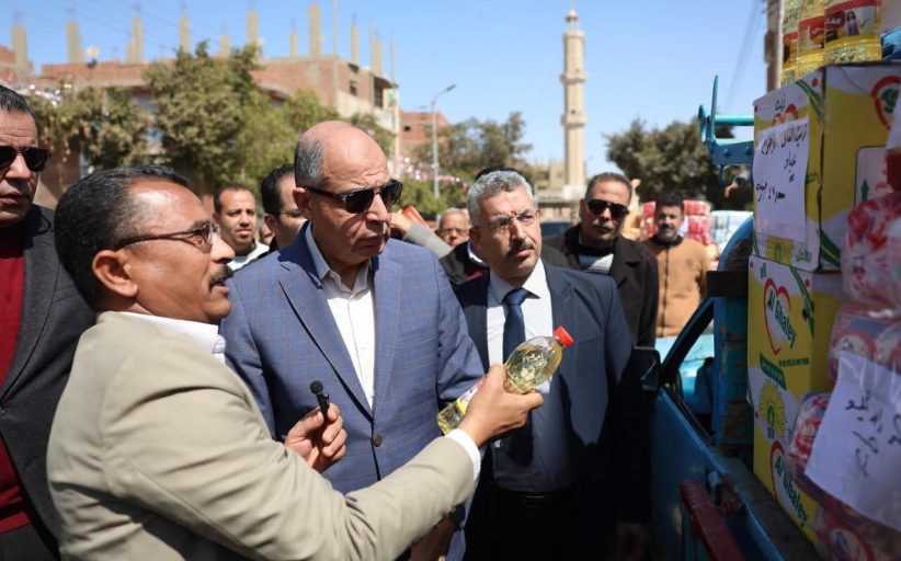 محافظ المنيا في جولة تفقدية موسعة لمتابعة قافلة السلع الغذائية بقرية الروضة بملوي