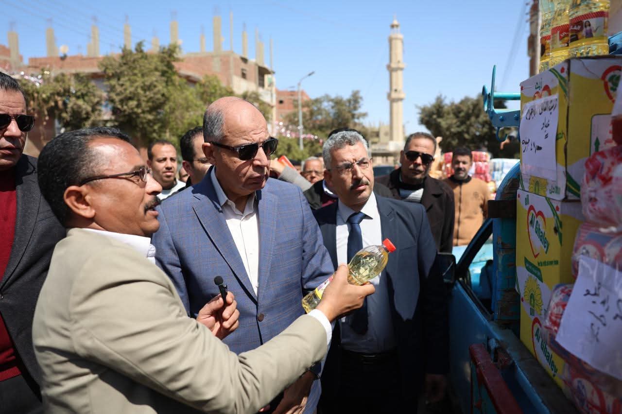 محافظ المنيا في جولة تفقدية موسعة لمتابعة قافلة السلع الغذائية بقرية الروضة بملوي