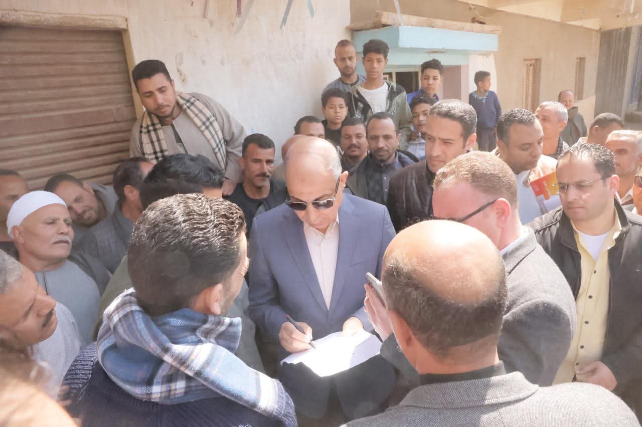 محافظ المنيا فى جولة ميدانية موسعة لمتابعة الحالة العامة وتفقد موقع المدرسة الجديدة بملوي