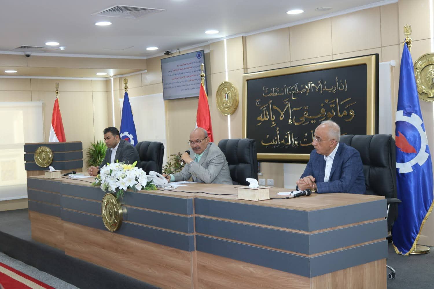 محافظ السويس يترأس اجتماعًا لتأمين خدمات المواطنين استعدادًا لعيد الفطر