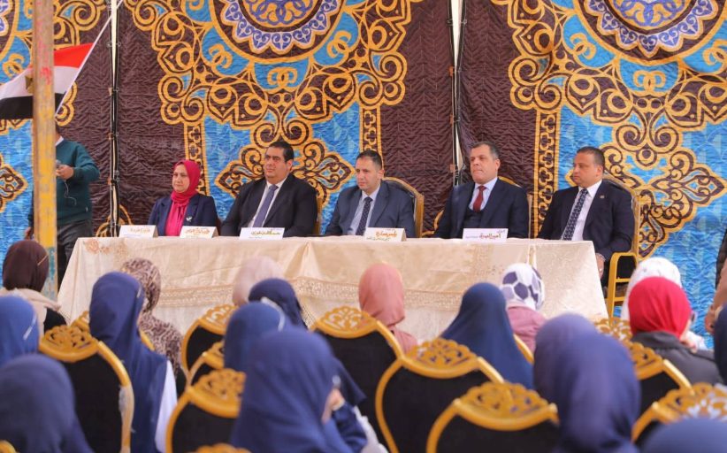 محافظ دمياط يكرم حافظات القرآن والمتميزات بمسابقة عباقرة المدارس