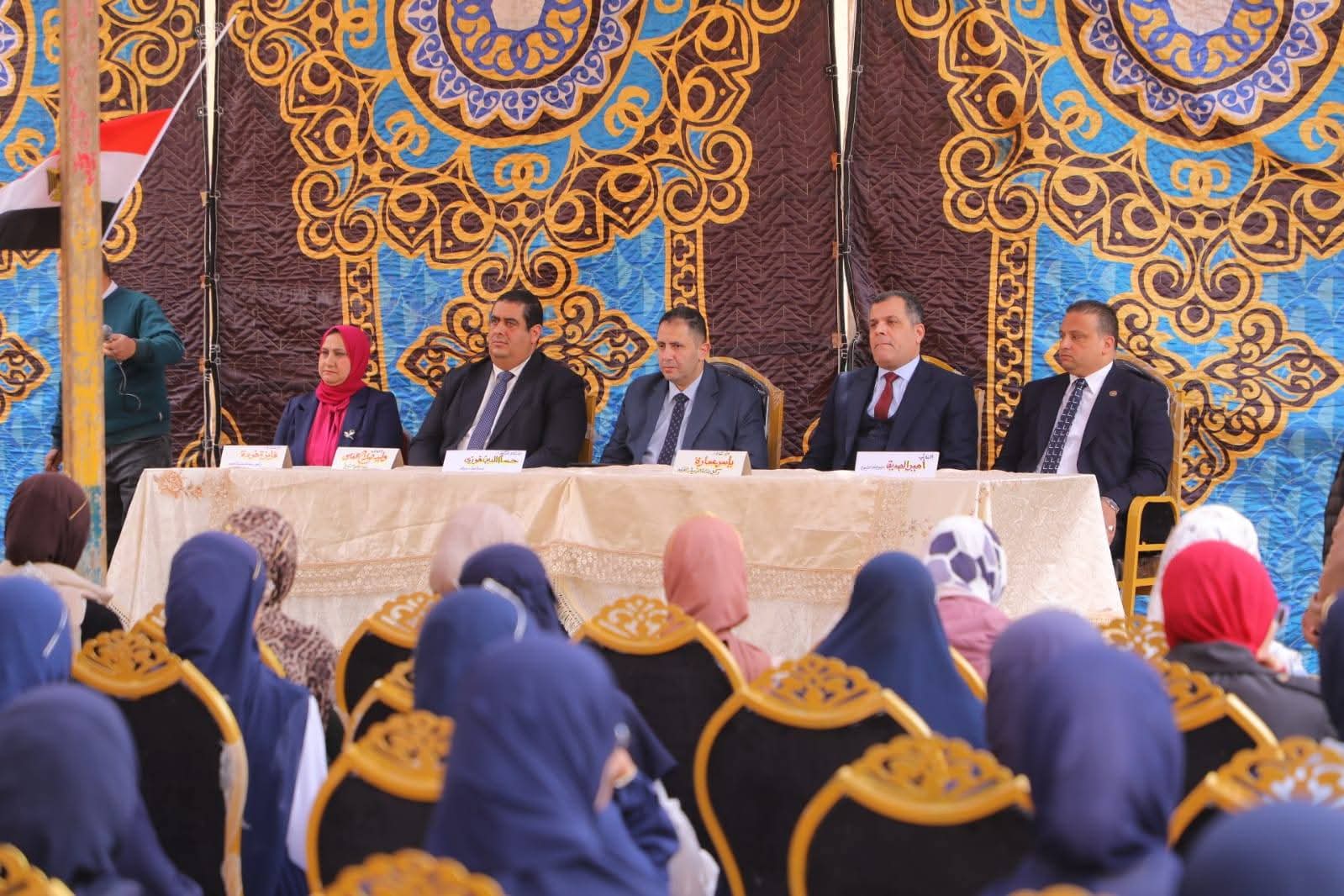 محافظ دمياط يكرم حافظات القرآن والمتميزات بمسابقة عباقرة المدارس