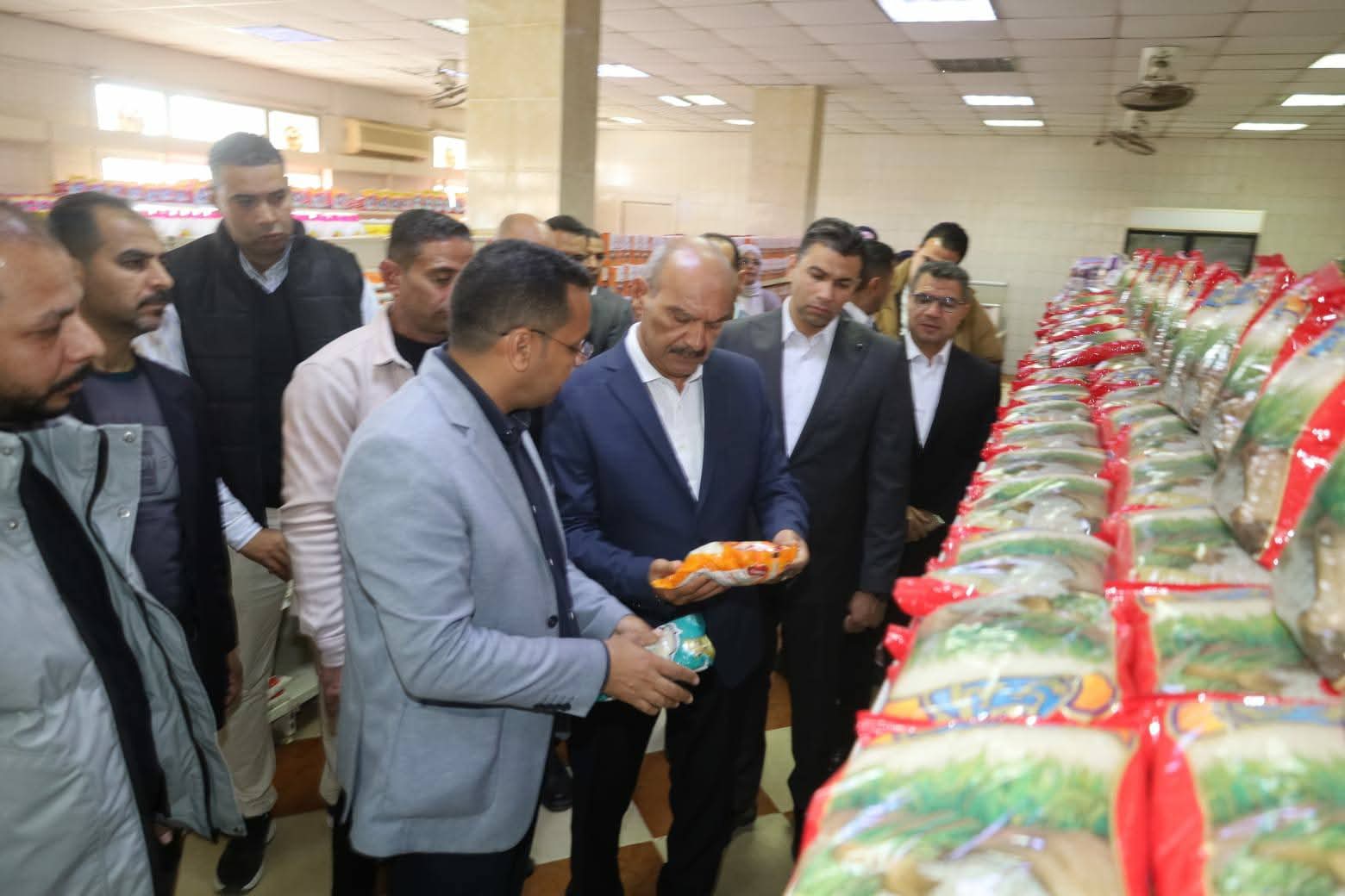 محافظ السويس يتفقد منافذ دلتا ماركت لضمان توافر السلع بأسعار مناسبة