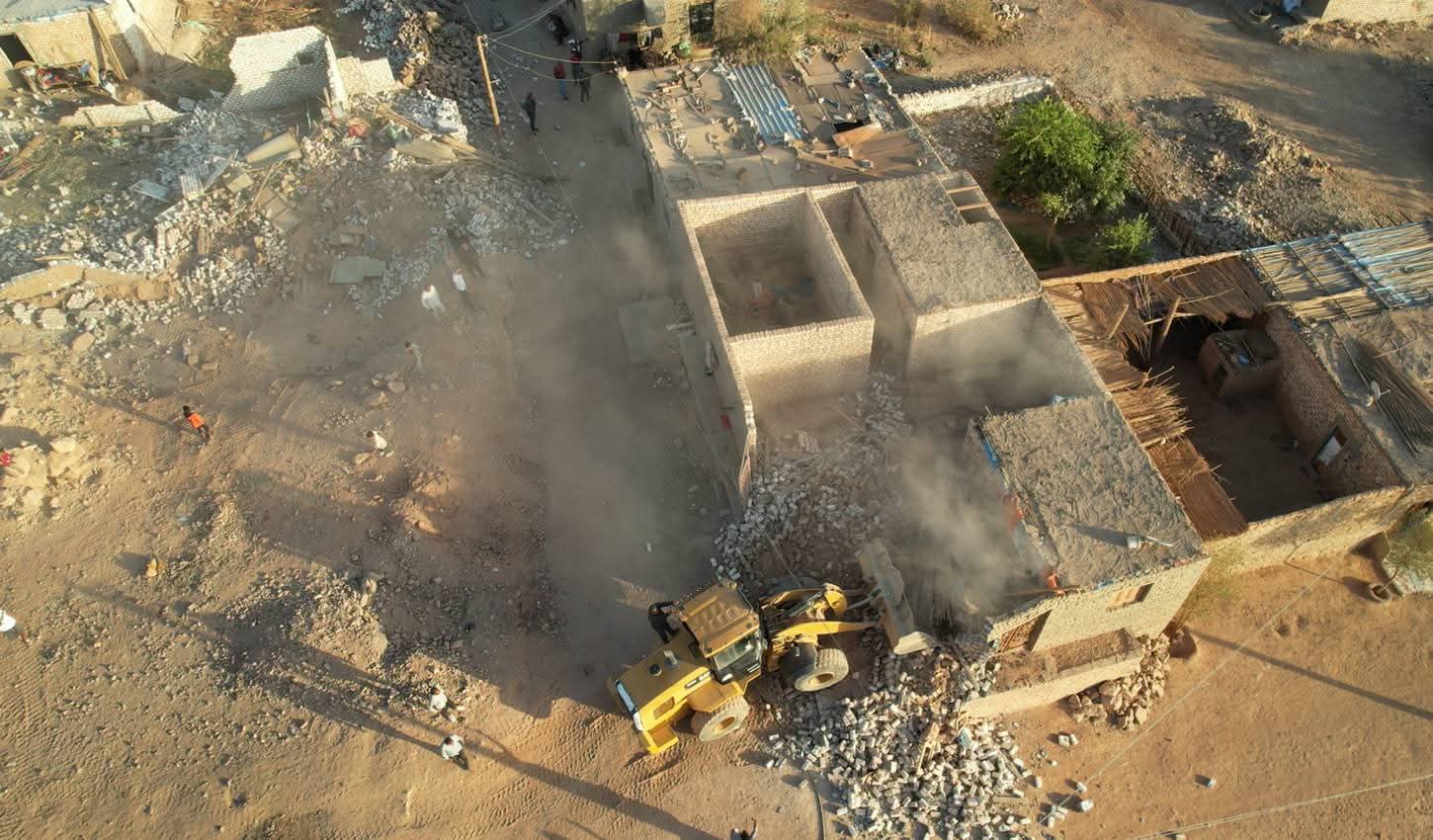 محافظ أسوان يقود حملة لإزالة 24 حالة تعدٍ واسترداد 12 ألف متر