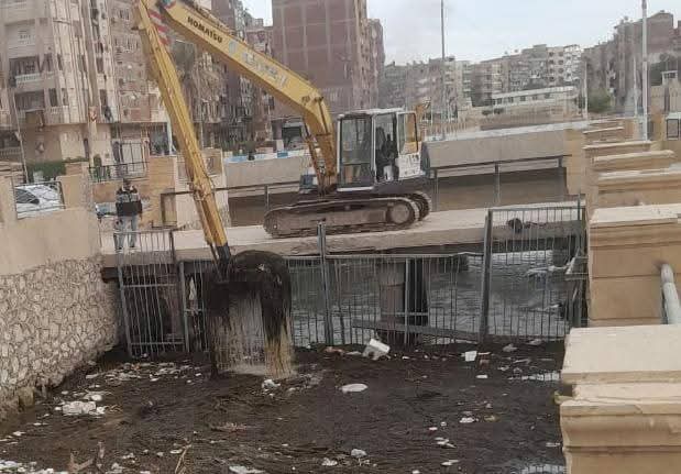 حملات مكثفة لتطهير ترعة السويس وإزالة المخالفات خلال العيد