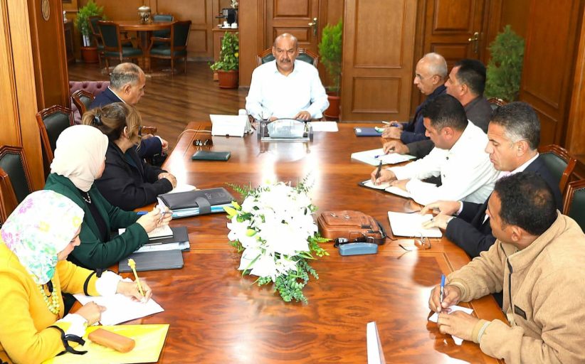 خلال اجتماع موسع.. محافظ السويس يناقش التقنين والنظافة وتنظيم التراخيص