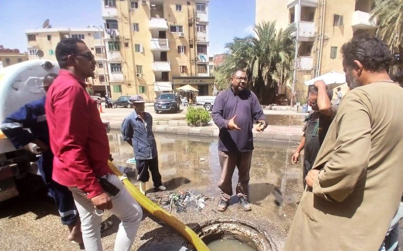 محافظ أسوان يوجه بالإشراف الميداني لإصلاح كسر مفاجئ بخط طرد العقاد