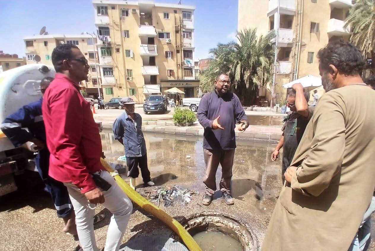 محافظ أسوان يوجه بالإشراف الميداني لإصلاح كسر مفاجئ بخط طرد العقاد