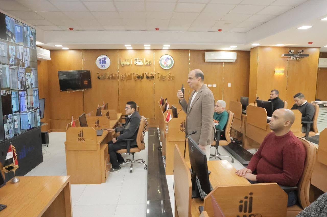 لليوم الثاني على التوالي.. محافظ المنيا يتفقد تطورات الأوضاع الجوية من داخل مركز السيطرة