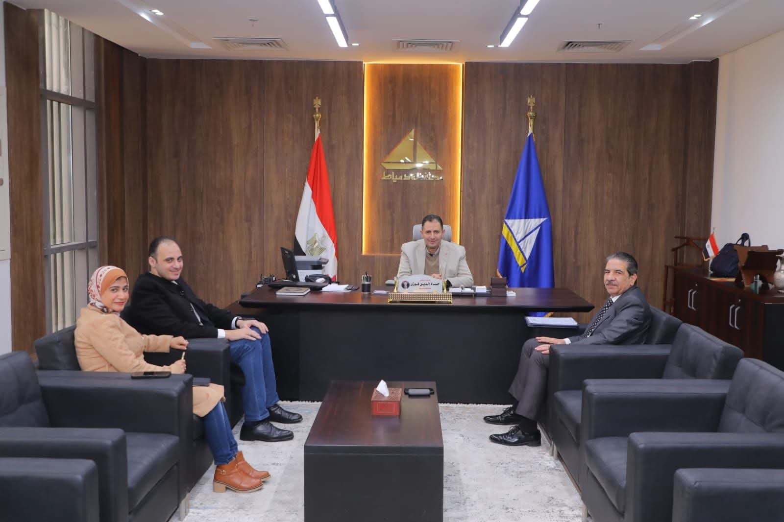 محافظ دمياط يناقش دعم الصناعات الصغيرة ويستعرض نجاح معارض صنع في دمياط