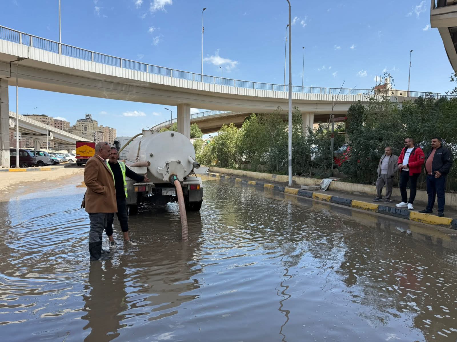 محافظ الجيزة يواصل مواجهة الأمطار ويؤكد جاهزية الأجهزة وفرق الطوارئ
