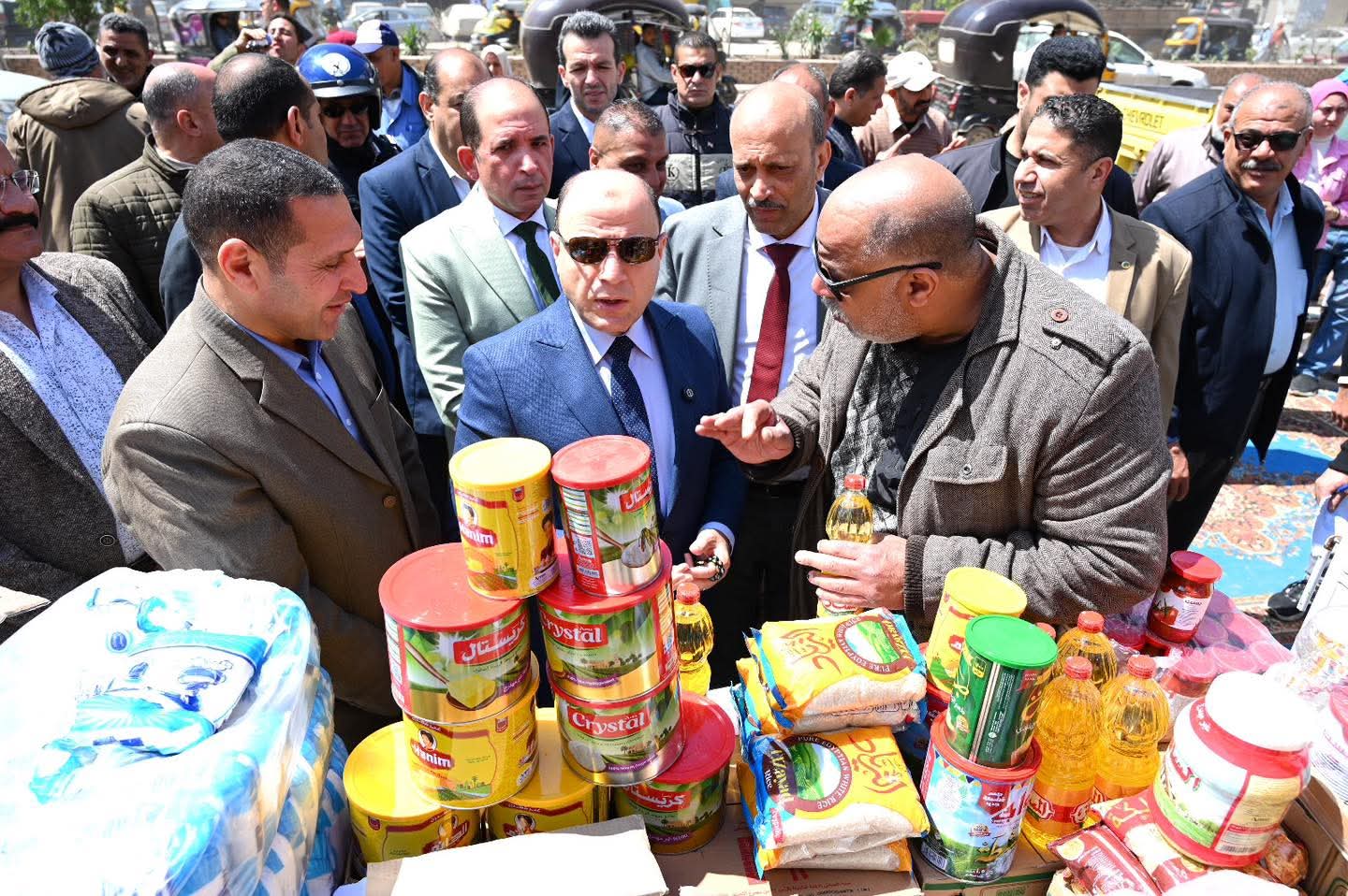 محافظ الغربية في جولة ميدانية لمتابعة سوق اليوم الواحد بالمحلة الكبرى ويستمع لآراء المواطنين