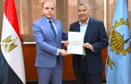 محافظ الغربية يدعم المواطنين لتقديم ويسلم 10 عقود تقنين أراضي أملاك دولة للمستفيدين منها