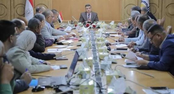 محافظ قنا يراجع الخطة الاستثمارية ويؤكد تعظيم الاستفادة من الاعتمادات المالية لخدمة المواطن