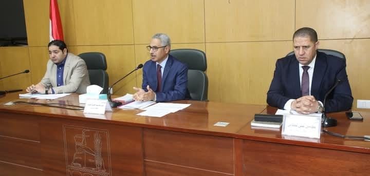 محافظ بني سويف يعقد اجتماعًا موسعًا ويطلق خريطة طريق لضبط منظومة العمل ورفع معدلات الإنجاز