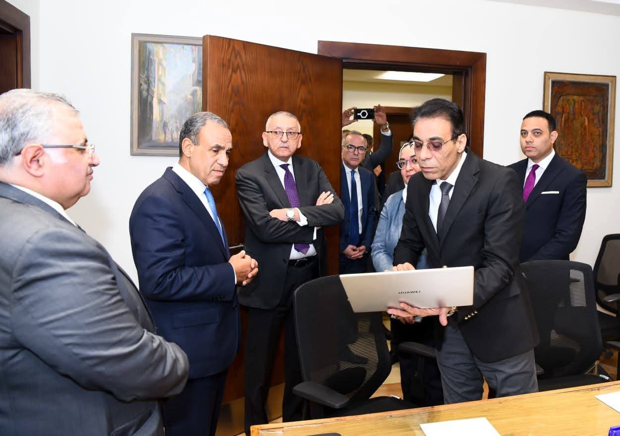 وزير الخارجية يتابع أوضاع الجاليات المصرية بالخارج