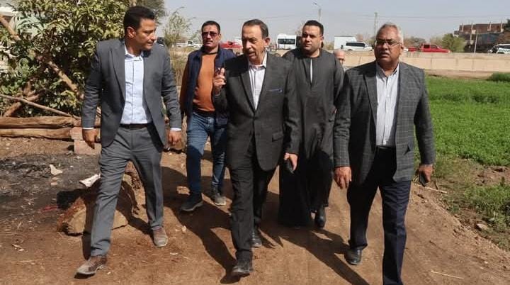 محافظ سوهاج يستجيب لنداء أهالي فزارة ويتفقد مصرفًا يهدد طريق مدرسة بالمراغة