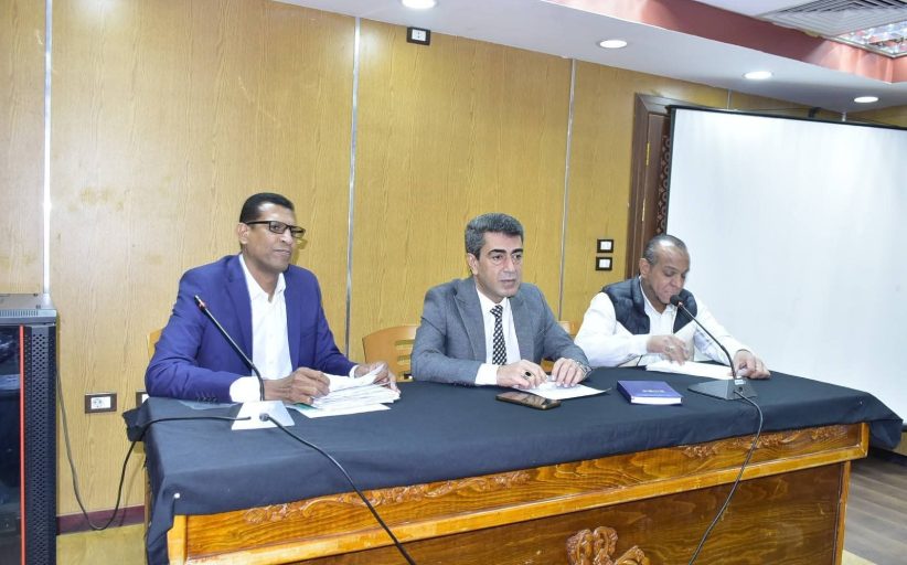 السكرتير العام المساعد بالأقصر يبحث شكاوى المواطنين خلال لقاء اليوم المفتوح