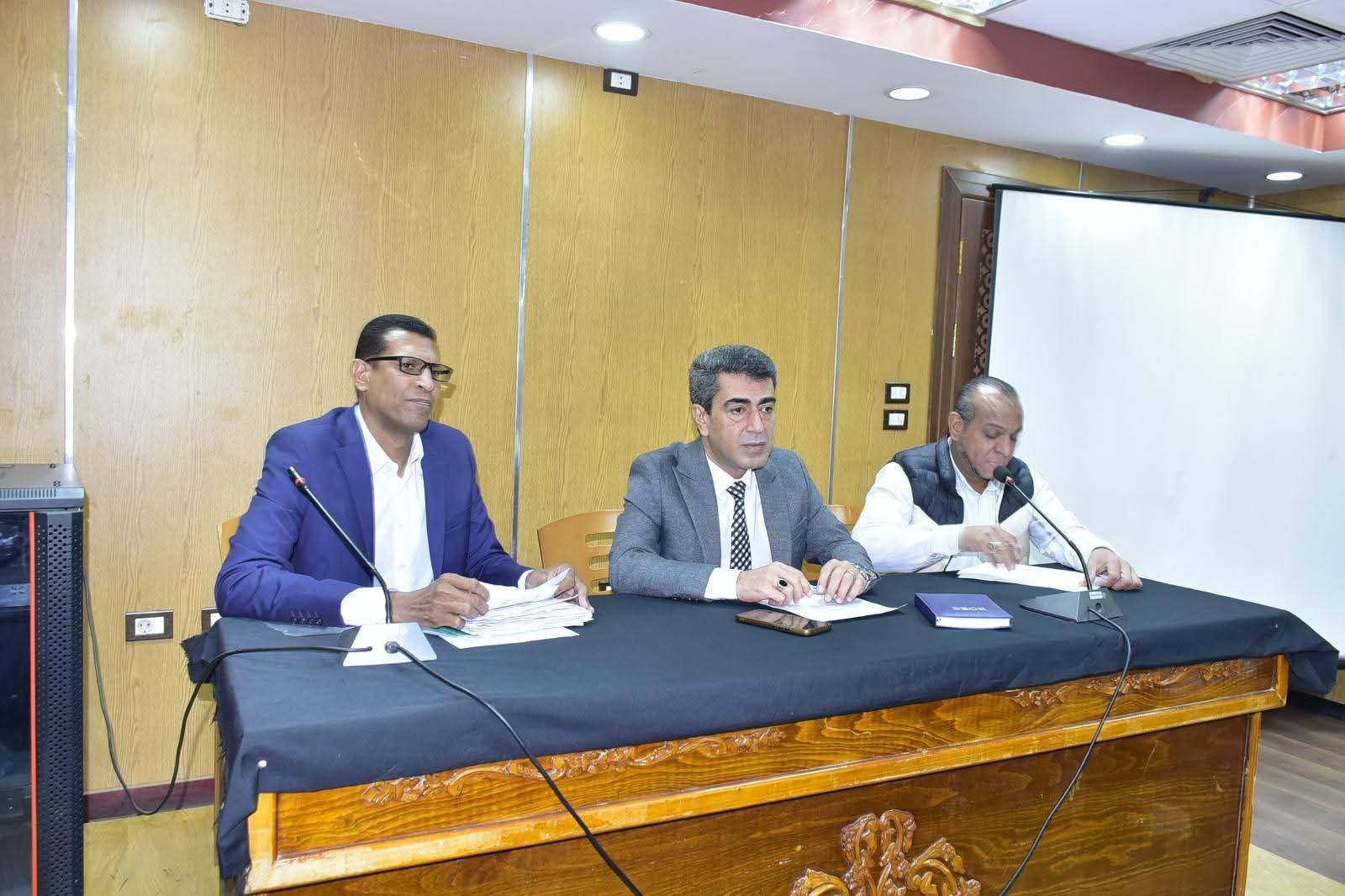 السكرتير العام المساعد بالأقصر يبحث شكاوى المواطنين خلال لقاء اليوم المفتوح