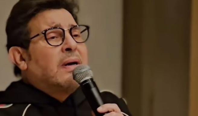 محمود التهامي يعتذر عن نشر شائعة وفاة هاني شاكر وحالة الفنان مستقرة