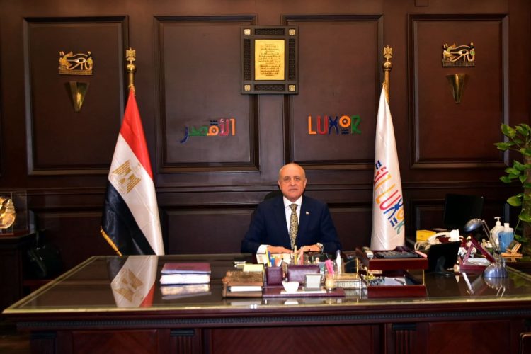 معاقبة سائق ميكروباص في الأقصر لمخالفة التعريفة الرسمية والتهديد