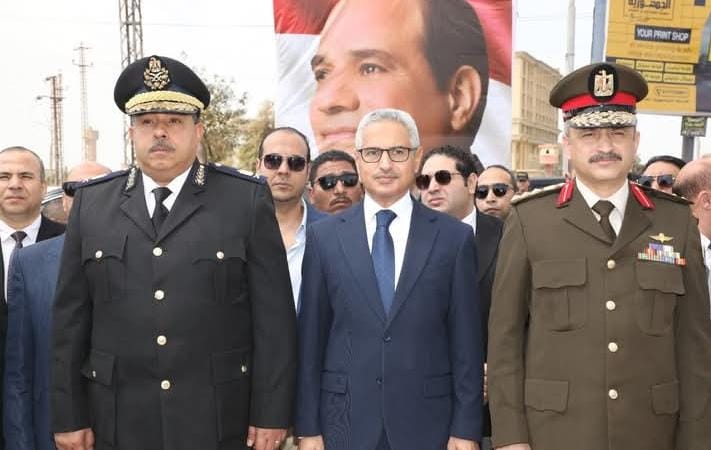 محافظ بني سويف يضع إكليل الزهور على النصب التذكاري للشهداء في العيد القومي للمحافظة