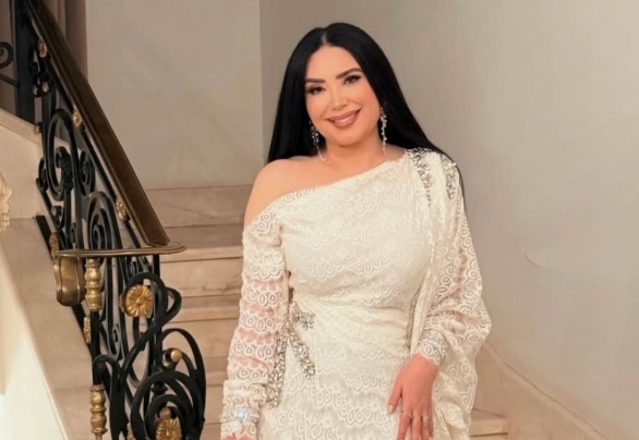 ما بين البساطة والفخامة.. عبير صبري تخطف الأنظار بإطلالة بيضاء راقية