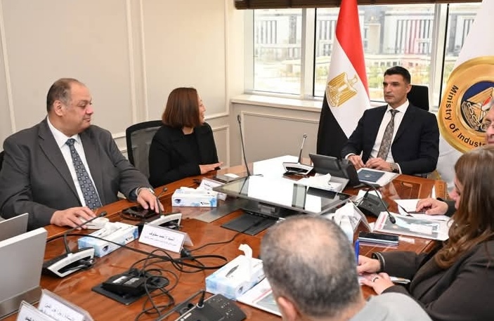 وزير الشباب يتفقد مشروع منتدى الشباب بأبو قير ويستعرض المراحل الإنشائية