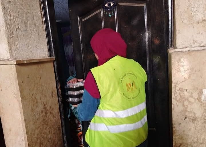 التضامن الاجتماعي تواصل دعم سكان المناطق المطورة بوجبات رمضانية يومية