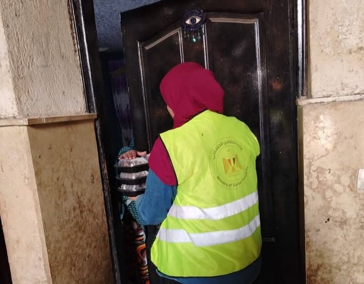 التضامن الاجتماعي تواصل دعم سكان المناطق المطورة بوجبات رمضانية يومية