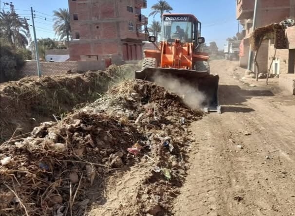 حملات مكثفة للنظافة بأسيوط تسفر عن رفع 1200 طن مخلفات تطهير الترع