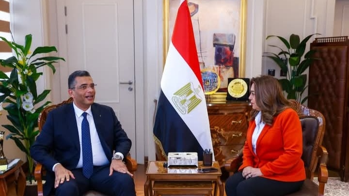 وزيرة التنمية المحلية تتابع مع محافظ البحر الأحمر ملفات التعديات والخدمات وتطوير المنظومة البيئية
