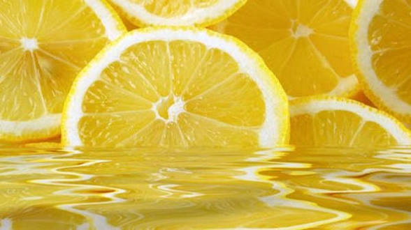 هل ترغب في فوائد إضافية من ماء الليمون؟ لا تتخلص من القشر   ماء الليمون يضيف نكهة منعشة على الماء العادي