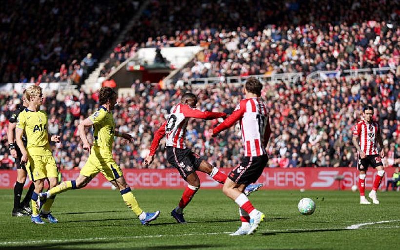 سندرلاند يصعق توتنهام بهدف نظيف ويعمق أزمته في الدوري الإنجليزي
