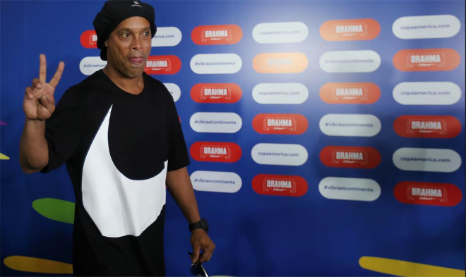 رونالدينيو يسترجع أمجاده في برشلونة ويشيد ببداية لامين يامال