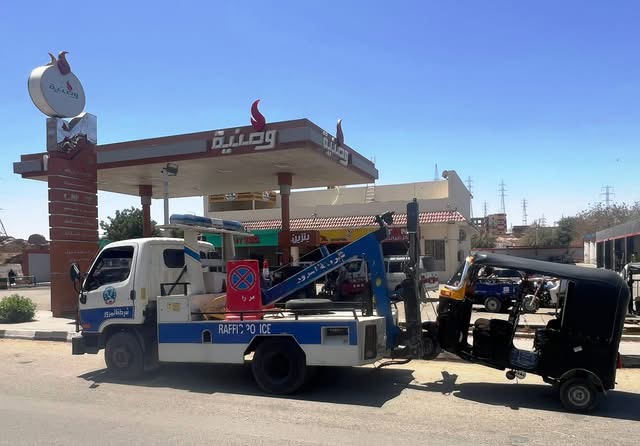 حملات مكثفة تضبط مخالفات مرورية وتعيد الانضباط للشارع الأسواني