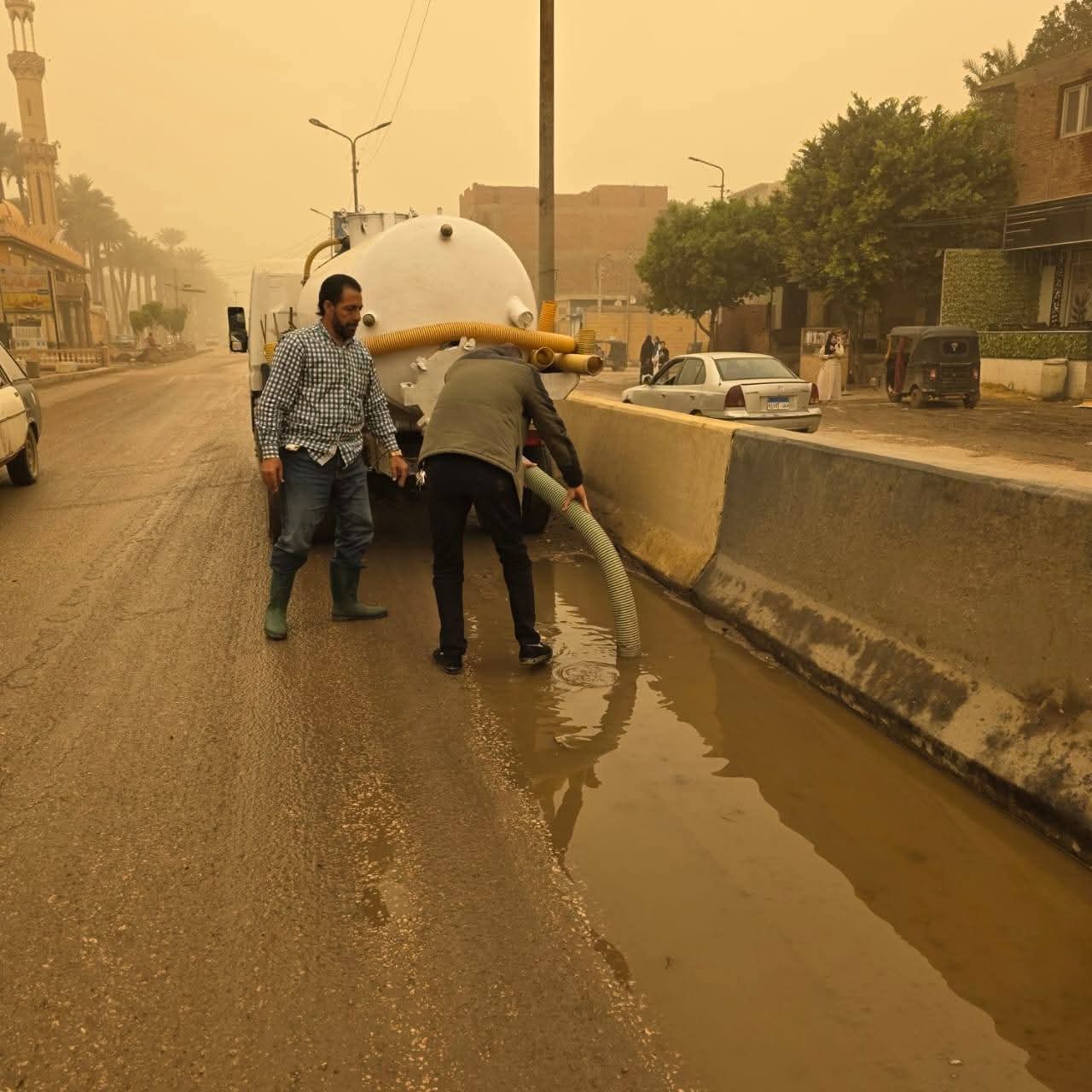 محافظ الجيزة في جولة ميدانية موسعة لمتابعة جهود شفط مياه الأمطار لتسهيل حركة سير المواطنين 