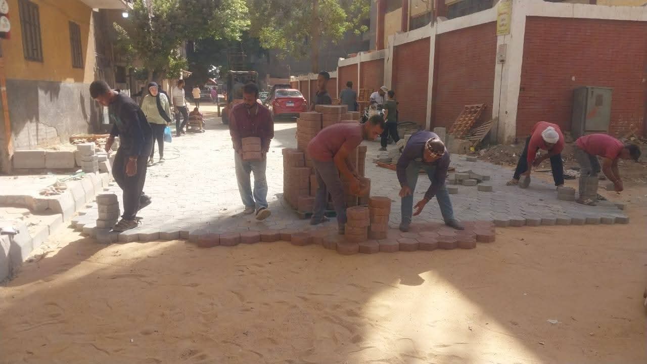 محافظة الجيزة تنفذ رصف 11 شارعًا بالانترلوك في أرض الجمعية بإمبابة