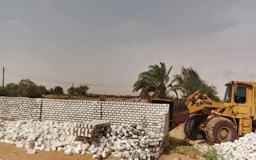 إزالة حالة بناء مخالف على أرض زراعية بقرية بولاق بالوادي الجديد